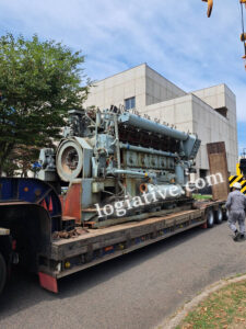 大型発電機の撤去・搬出・引き取り事例。秋田県の現場で、解体範囲、吊り上げ方法、輸送条件、アスベストへの事前確認まで整理し、遠方から大型非常用発電機の引き取りに対応しました。