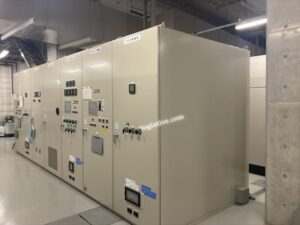 愛知県某サッカースタジアムで実施した大型発電機撤去工事の相談解決事例です。現地調査から工程設計、安全対策、重機計画、工期短縮まで、担当者様が安心して工事を進められるサポート内容を詳しく紹介します。