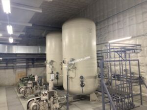 愛知県某サッカースタジアムで実施した大型発電機撤去工事の相談解決事例です。現地調査から工程設計、安全対策、重機計画、工期短縮まで、担当者様が安心して工事を進められるサポート内容を詳しく紹介します。