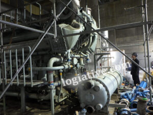 大型発電機の撤去・搬出・引き取り事例。秋田県の現場で、解体範囲、吊り上げ方法、輸送条件、アスベストへの事前確認まで整理し、遠方から大型非常用発電機の引き取りに対応しました。